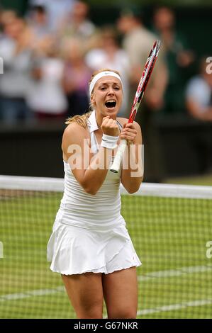 Die deutsche Sabine Lisicki feiert, nachdem sie am siebten Tag der Wimbledon Championships im All England Lawn Tennis und Croquet Club in Wimbledon gegen die US-Amerikanerin Serena Williams gewonnen hat. Stockfoto