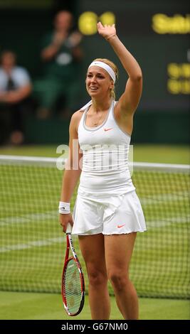 Die deutsche Sabine Lisicki feiert, nachdem sie am siebten Tag der Wimbledon Championships im All England Lawn Tennis und Croquet Club in Wimbledon gegen die US-Amerikanerin Serena Williams gewonnen hat. Stockfoto