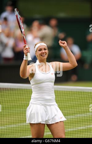 Die deutsche Sabine Lisicki feiert, nachdem sie am siebten Tag der Wimbledon Championships im All England Lawn Tennis und Croquet Club in Wimbledon gegen die US-Amerikanerin Serena Williams gewonnen hat. Stockfoto