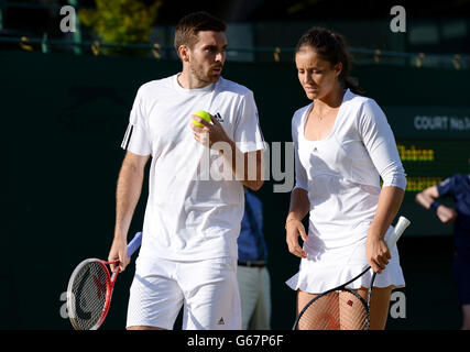 Die Briten Laura Robson und Colin Fleming im Mixed Doubles-Spiel gegen die Slowaken Filip Pelasek und Janette Husarova am siebten Tag der Wimbledon Championships im All England Lawn Tennis and Croquet Club in Wimbledon. Stockfoto