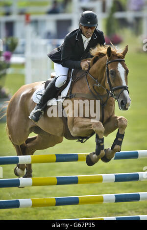 Der Neuseeländer Andrew Nicholson auf NEREO nimmt am dritten Tag des Barbury International Horse Trials in Barbury Castle, Wiltshire, am Showjumping Teil. Stockfoto