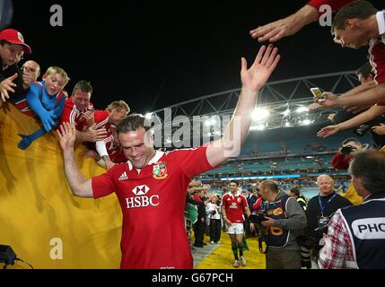 Rugby Union - 2013 British and Irish Lions Tour - Dritter Test - Australien gegen British and Irish Lions - ANZ Stadium. Jamie Roberts von British and Irish Lions feiert mit den Fans, als er nach ihrem Sieg den Tunnel hinuntergeht Stockfoto