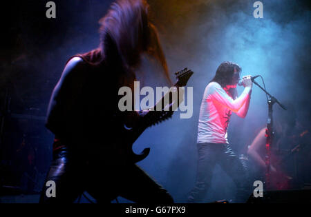 Der Frontmann der norwegischen Black Metal Band Satyricon spielt im Temple Bar Music Center in Dublin. Die für ihre Flirtationen mit Devil Worship und White Face Paint bekannte Gruppe ist seit gut zehn Jahren zusammen und tourt derzeit durch Europa. Stockfoto