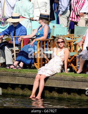 Am vierten Tag der Royal Henley Regatta, Henley on Thames, kühlt eine Frau ihre Füße im Fluss ab. Stockfoto