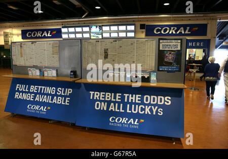 Pferderennen - Coral-Eclipse Day - Sandown Park. Das Innere der Coral Buchmacher im Sandown Park Stockfoto