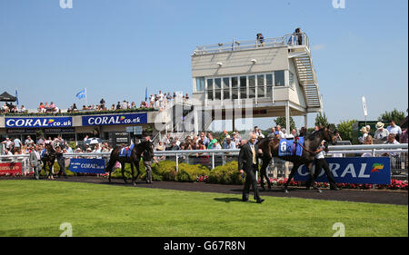 Pferderennen - Coral-Eclipse Day - Sandown Park. Pferde werden vor dem Coral Distaff paradiert Stockfoto