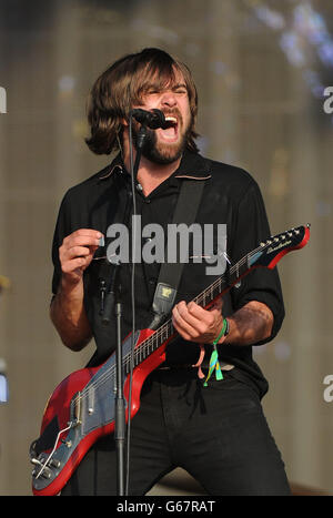 Barclay's Summertime Festival - Tag zwei - London. Justin Young von The Vaccines tritt während der Barclaycard British Summer Time Hyde Park, London, auf der Bühne auf. Stockfoto