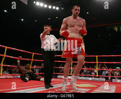 David Price schlägt Tony Thompson (links) während des Heavyweight Bout in der Echo Arena in Liverpool nieder. Stockfoto