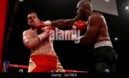 David Price (links) und Tony Thompson während des Heavyweight Bout in der Echo Arena, Liverpool. Stockfoto