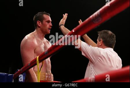 Boxen - Schwergewicht Bout - David Price / Tony Thompson - Echo Arena. Die Ref gibt David Price während seines Heavyweight Bout mit Tony Thompson in der Echo Arena, Liverpool, eine ständige Zählung. Stockfoto