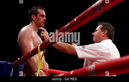 Boxen - Schwergewicht Bout - David Price / Tony Thompson - Echo Arena. Die Ref gibt David Price während seines Heavyweight Bout mit Tony Thompson in der Echo Arena, Liverpool, eine ständige Zählung. Stockfoto