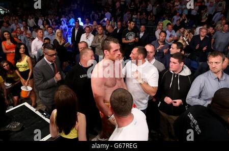 David Price geht vom Ring niedergeschlagen nach seiner Niederlage zu Tony Thompson während des Heavyweight Bout in der Echo Arena, Liverpool. Stockfoto