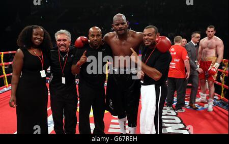 Boxen - Schwergewicht Bout - David Price / Tony Thompson - Echo Arena. Tony Thompson feiert seinen Sieg über David Price mit seinem Team während des Heavyweight Bout in der Echo Arena, Liverpool. Stockfoto