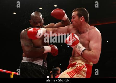 David Price (rechts) und Tony Thompson während des Heavyweight Bout in der Echo Arena, Liverpool. Stockfoto