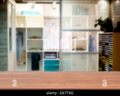 Leere Holztisch vor unscharfen Schrank Zimmer Stockfoto