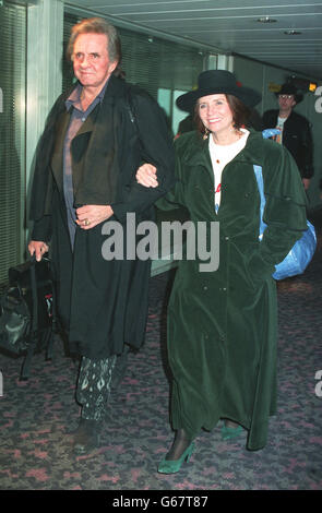 Der Country- und Western-Sänger Johnny Cash kommt mit seiner Frau June Carter am Flughafen Heathrow an. Für die „Highwayman“-Tour gibt es in Großbritannien Bargeld. Stockfoto