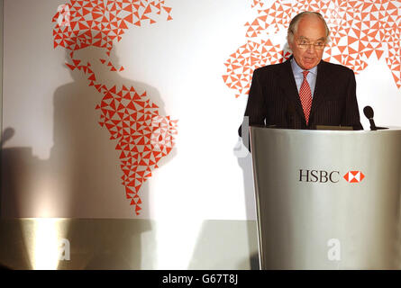 Sir John Bond, Group Chairman von HSBC Holdings plc bei einer Pressekonferenz im HSBC-Hauptsitz in Canary Wharf. * die jährlichen Gewinne des Bankensiganten HSBC stiegen heute um 20% auf mehr als 6 Milliarden, nachdem sie den Betrag reduziert hatten, den sie zur Deckung von uneinbringlichen und zweifelhaften Schulden benötigt. HSBC sagte jedoch, dass die Aussichten für dieses Jahr schwer vorherzusagen seien, da der Jahresbeginn von einem hohen Maß an wirtschaftlicher Unsicherheit geprägt sei. Die Gruppe fügte hinzu, dass sie aufgrund der Auswirkungen der schwächeren Investitionsrenditen auch 500 einen zusätzlichen Beitrag von 2003 Millionen zu ihrer Altersversorgung leisten würde. Der Vorsitzende Sir John Bond beschrieb dies Stockfoto