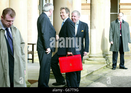 Der britische Premierminister Tony Blair (Mitte) mit Taoiseach Bertie Ahern (Mitte links) und Außenminister Paul Murphy kamen in Hillsborough Castle, County Down, an, wo Blair und Ahern versuchten, ein Friedenspaket zu verkaufen. * ... so riesig, dass es sogar dem Karfreitagsabkommen selbst Konkurrenz machen könnte. Fast fünf Jahre nachdem die nordirischen politischen Parteien das historische Abkommen unterzeichnet hatten, kehrten die britischen und irischen Premierminister mit einem neuen Plan zurück, der darauf abgestellt war, die Dezentralisierung wiederherzustellen. Stockfoto