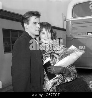 Bibliotheksfiler von Filmstar Horst Buchholz mit seiner Frau Myriam am Flughafen London aus New York, 25. März 1962. Buchholz, zu dessen Hollywood-Credits die Magnificent Seven gehörten, starb am Montag, 3. März 2003, in Berlin. Er war 69 Jahre alt. Als James Dean deutscher Filme für rebellische Teenager, die er Ende der 1950er Jahre spielte, ging Buchholz in die USA und erzielte seinen ersten Hollywood-Hit mit dem Western The Magnificent Seven von 1960, in der Hauptrolle mit Yul Brynner, Steve McQueen, James Coburn und anderen Actionstars. Siehe PA Story DEUTSCHLAND Buchholz Stockfoto