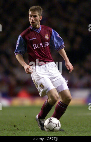 Thomas Hitzlsperger im Einsatz für Aston Villa während ihres Barclaycard Premiership Spiels gegen Tottenham im Villa Park, Birmingham. Stockfoto