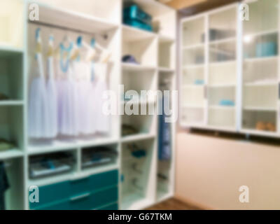 Verschwommenes Bild der Schrank Raum als Hintergrund Stockfoto