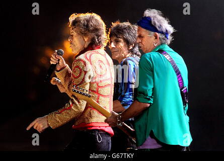 Die Rolling Stones Schlagzeilen auf der Pyramid Stage während des Glastonbury Festival 2013, Worthy Farm, Pilton, Somerset. Stockfoto