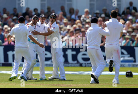 Der englische Bowler James Anderson läuft zu Wicket-Torwart Matthew Prior, Joe Root und Alastair Cook, nachdem er am zweiten Tag des ersten Investec Ashes Test-Spiels in Trent Bridge, Nottingham, das Wicket von Peter Siddle in Australien genommen hat. Stockfoto
