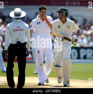 Der australische Schlagmann Ashton Agar (rechts) läuft am zweiten Tag des ersten Investec Ashes Testmatches in Trent Bridge, Nottingham, am frustrierten England-Bowler James Anderson vorbei. Stockfoto