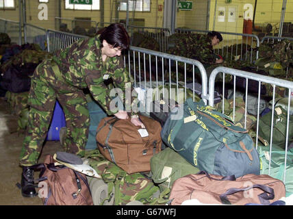 Territorialarmee-Soldat Captain Lindon Davies, 39, aus Nuneaton, packt ihr Kit in Chetwyn Army Barracks in Nottingham, als TA-Soldaten bereit für den Transfer in den Golf für einen möglichen Krieg mit dem Irak. * Kapitän Davies sagte, dass es ein Schock war, als sie zum ersten Mal hörte, dass sie an den Golf gehen würde, aber sagte, dass es sich heute "ziemlich aufregend" anfühlte. Bei einem Besuch in der Kaserne verteidigte Verteidigungsminister Geoff Hoon die Bezahlung und die Bedingungen für Tausende von Teilzeit- und Ex-Soldaten, die für den bevorstehenden Krieg gegen den Irak mobilisiert wurden, und sagte, er sei zuversichtlich, dass die Truppen nach einem NHS eine angemessene Bezahlung erhalten Stockfoto