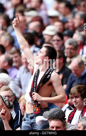 Fußball - FA Vase - Finale - Spennymoor Town / Tunbridge Wells - Wembley Stadium. Ein Spennymoor Town Fan auf den Tribünen während des FA Vase Finales zwischen Spennymoor Town und Tunbridge Wells FC im Wembley Stadium. Stockfoto