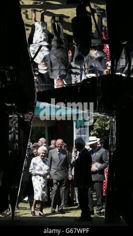 Königin Elizabeth II (links) betritt das Spiegelhaus während des Krönungsfestivals im Garten des Buckingham Palace im Zentrum von London. DRÜCKEN Sie VERBANDSFOTO. Bilddatum: Donnerstag, 11. Juli 2013. Das Beste aus Großbritannien wurde für die Königin präsentiert, als führende Firmen, die Waren an die königliche Familie lieferten, ein Festival zur Feier des 60. Jahrestages der Krönung veranstalteten. Bei strahlendem Sommersonne besuchte die Königin das Krönungsfestival, das von der Royal Warrant Holders Association in den Gärten des Buckingham Palace organisiert wurde. Andere Mitglieder der königlichen Familie, die Aussteller trafen, waren die Stockfoto