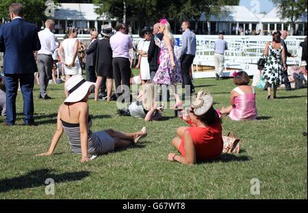 Pferderennen 2013 - 2013 Piper-Heidsieck Juli Festival - Boylesports Ladies Day - Newmarket Racecourse. Die Damen fotografieren sich beim Boylesport Ladies Day des Piper-Heidsieck July Festival auf der Newmarket Racecourse, Newmarket. Stockfoto