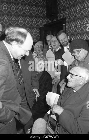 Der Parteivorsitzende der Labour Party, Neil Kinnock, trifft den 100-jährigen Arthur Woollett von der Putney and Roehampton Old People's Organization im Jubilee Room des Unterhauses. Eine Delegation von Londoner Rentnern überreichte in der Downing Street 10 einen Brief, um auf die Not der Rentner in den kalten Wintermonaten aufmerksam zu machen. Ebenfalls anwesend war EastEnders Schauspielerin Anna Wing (Mitte). Stockfoto