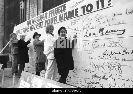 EastEnders-Star Anna Wing, die Lou Beale spielt, führt eine Gruppe von Prominenten an, die ihre Unterschriften auf den Nuclear Freeze-Zug setzen, ein mobiles Plakat, das durch das Land gereist ist und 70,000 Unterschriften gesammelt hat. Von links: Colin Baker, Donald Swann, Patricia Routledge, Caroline Blakiston und Anna Wing. Stockfoto