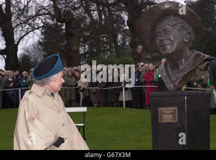 Die britische Königin Elizabeth II. Enthüllt im Sandown Park eine Statue ihrer verstorbenen Mutter. Die Porträtbüste der Bildhauerin Angela Conner blickt auf den Siegerkreis auf der Rennbahn, die zu den Lieblingsorten der Queen Mother gehörte. * ... und ist auf Stein aus einem Steinbruch in der Nähe des Castle of Mey, dem Sitz des verstorbenen königlichen Matriarchs in Caithness in Schottland, montiert. Stockfoto