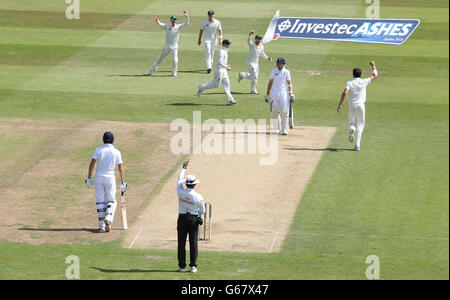 Australischer Bowler Mitchell Starc feiert das Dickicht von Englands Batsman Joe Root, der sich auf den Boden stellt, aber später spaziert, nachdem er während des zweiten Tages des ersten Investec Ashes Testmatches in Trent Bridge, Nottingham, den unverblümenden Kapitän Alastair Cook gesprochen hat. Stockfoto