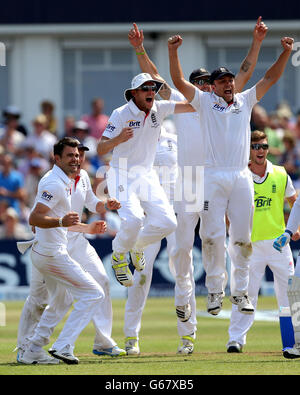 Die Engländer James Anderson (links), Stuart Broad (Mitte) und Jonathan trabt feiern den Sieg beim ersten Investec Ashes Test Match in Trent Bridge, Nottingham. Stockfoto