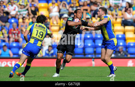 Huddersfield Giants Leroy Cudjoe wird von Stefan Ratchford von Warrington Wolves (links) und Simon Grix während des Tetley's Challenge Cup, Viertelfinale im Halliwell Jones Stadium, Warrington, angegangen. Stockfoto