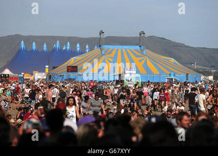 Ein allgemeiner Blick auf die Fans auf der Hauptbühne während des 20th T im Park Musikfestival in Kinross. Stockfoto