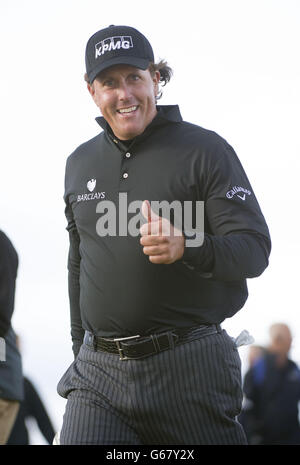 Phil Mickelson zeigt sich beim vierten Tag der Aberdeen Asset Management Scottish Open auf dem Castle Stuart Golf Course, Inverness, mit „Daumen nach oben“ auf dem 18. Loch. Stockfoto