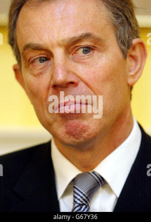 Der britische Premierminister Tony Blair hört dem rumänischen Premierminister Adrian Nastase (ungesehen) in der Downing Street Nr. 10 in London zu. * Herr Blair hat heute Frankreich und Russland gewarnt, dass die Zusage, ein Veto gegen eine zweite Resolution zum Irak einzulegen, Saddam Hussein aus dem Weg räumen würde. Stockfoto