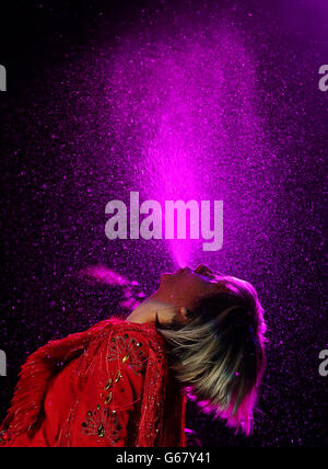 Karen O vom Yeah Yeah Yeahs spritzt Wasser während des 20. T im Park Musikfestival in Kinross. Stockfoto