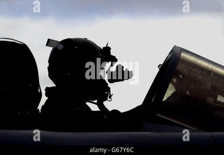 Die Royal Air Force Crew an Bord eines Tornados bei RAF Lossiemouth, Schottland, zeigt, wie sie während der Fotoausstellung vor einer elf-tägigen Trainingsübung ausgestattet werden.Ziel dieser Übung ist es, die taktischen Führungsfähigkeiten aller teilnehmenden Frontmannschaften in Nachtumgebungen zu entwickeln. Stockfoto