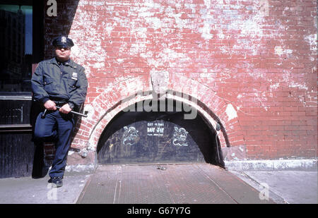 New York Police Officer. Ein New Yorker Polizeibeamter in Harlem. Stockfoto