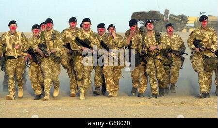 Mitglieder der Leichten Infanterie, die an das 2. Royal Tank Regiment in Kuwait angeschlossen sind, finden Zeit, um während der Manöver zur Comic Relief beizutragen. Stockfoto