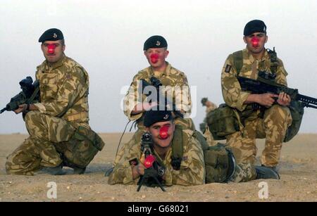 Mitglieder der Kings besitzen Light Infantry, die an das 2. Royal Tank Regiment in Kuwait angeschlossen ist. (l/r) Brian Roberts vor Danny Breene 19 aus Sunderland, (hinten l/r) Liam Cormish 19 aus Liverpool. * ... Paul Ainsley 18 von Co Durham und Craig Patterson 18 schaffen es, während der Manöver, Donnerstag, 13. März 2003, Zeit zu finden, um zur Comic Relief beizutragen. PA Photo/Brian Roberts Pool Photo Stockfoto