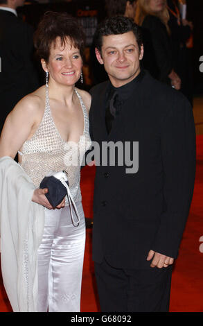 Der Schauspieler Andy Serkis und seine Frau, die Schauspielerin Lorraine Ashbourne, kommen für die Orange British Academy Film Awards (BAFTA) im Odeon am Leicester Square in London an. Stockfoto