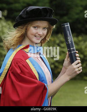 Lily Cole erhält einen Ehrendoktortitel von der Caledonian University während einer Fotozelle im Clyde Auditorium in Glasgow, Schottland. Stockfoto