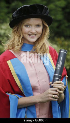 Lily Cole erhält einen Ehrendoktortitel von der Caledonian University während einer Fotozelle im Clyde Auditorium in Glasgow, Schottland. Stockfoto