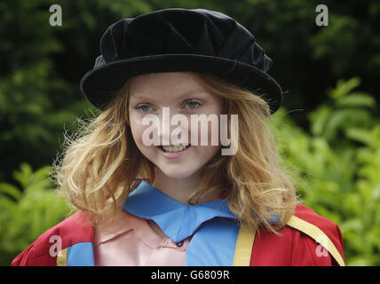 Lily Cole erhält einen Ehrendoktortitel von der Caledonian University während einer Fotozelle im Clyde Auditorium in Glasgow, Schottland. Stockfoto